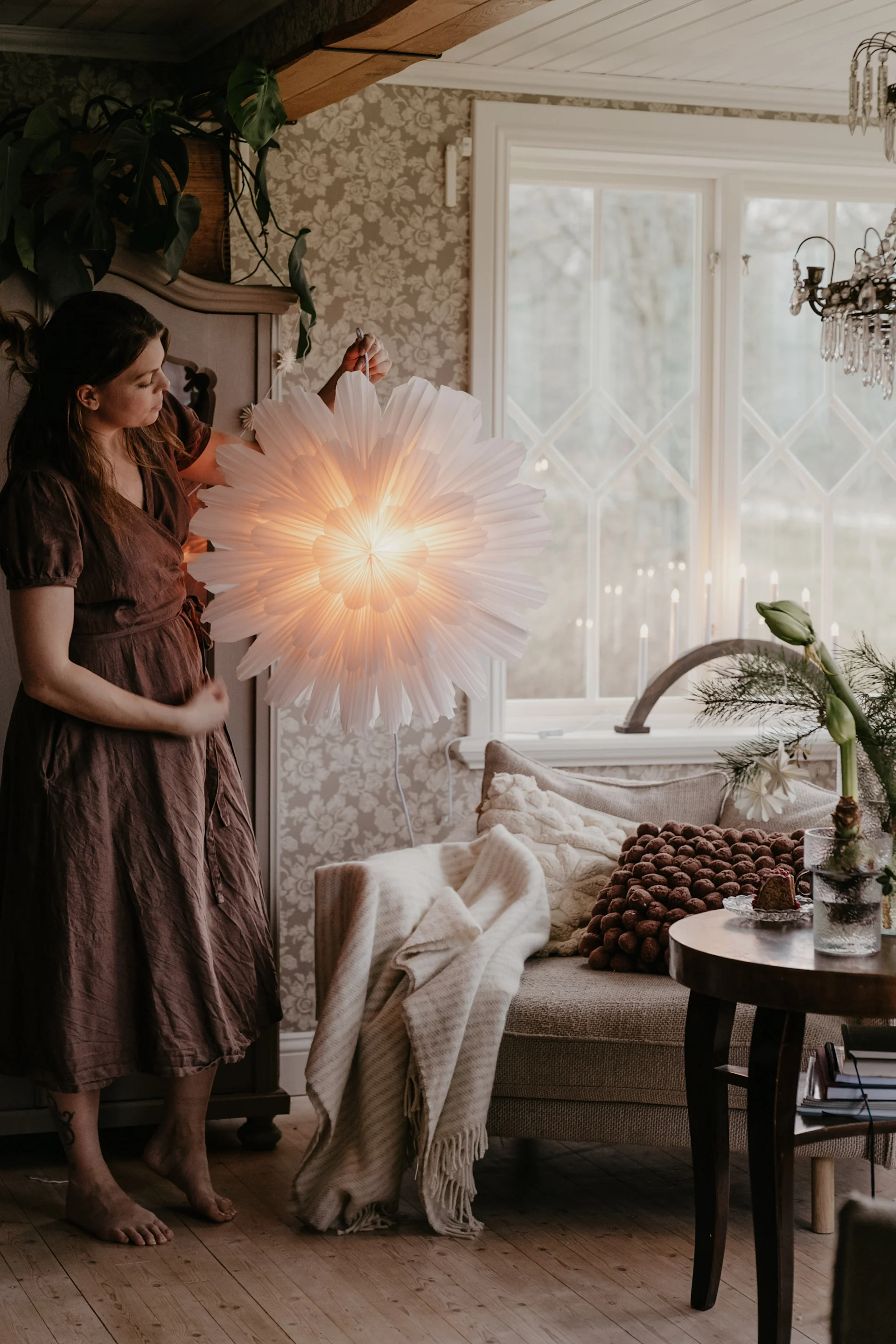 Johanna Berglund @snickargladjen deelt tips voor DIY-kerstknutsels – hier houdt Johanna de beroemde papieren kerstster Snöblomma van Watt & Veke vast.