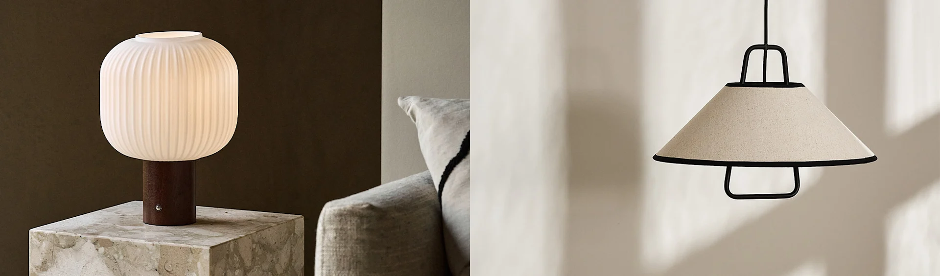 Geribbelde witte glazen tafellamp met houten voet op marmer, en een conische beige stoffen hanglamp met een zwart frame.