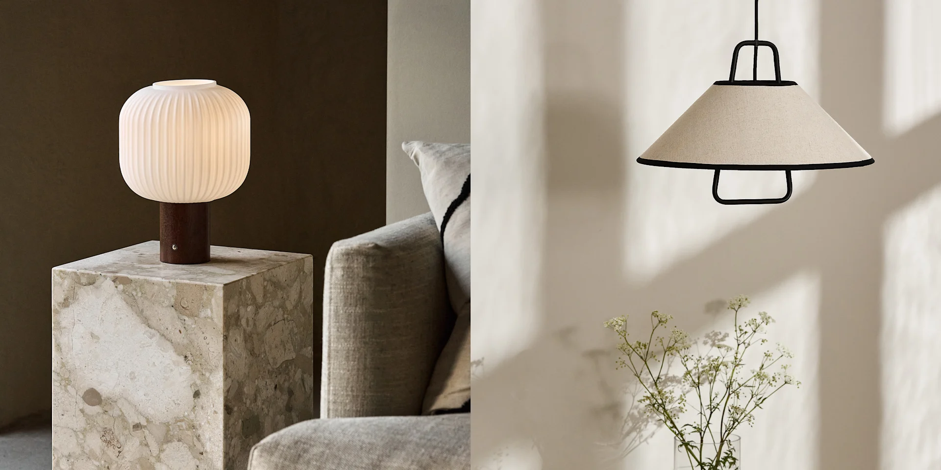 Geribbelde witte glazen tafellamp op marmeren standaard; beige stoffen hanglamp met zwart frame en plant.