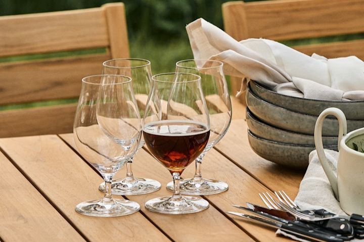 Ontdek welk bierglas bij welk bier past: Hier zie je een donker pils in een tulpenvormig Beer Classics-glas van Spiegelau.