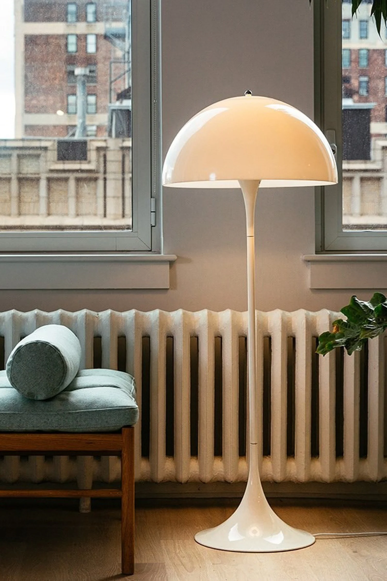 Plan je verlichting in huis met drie verschillende soorten verlichting, hier zie je de geplooide Matin lamp van HAY. 