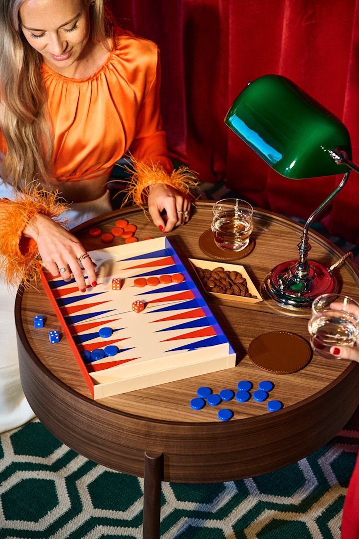 Hoe organiseer je een onvergetelijk feest: hier in een retro setting met een traditionele groene lamp van Fritz Hansen.