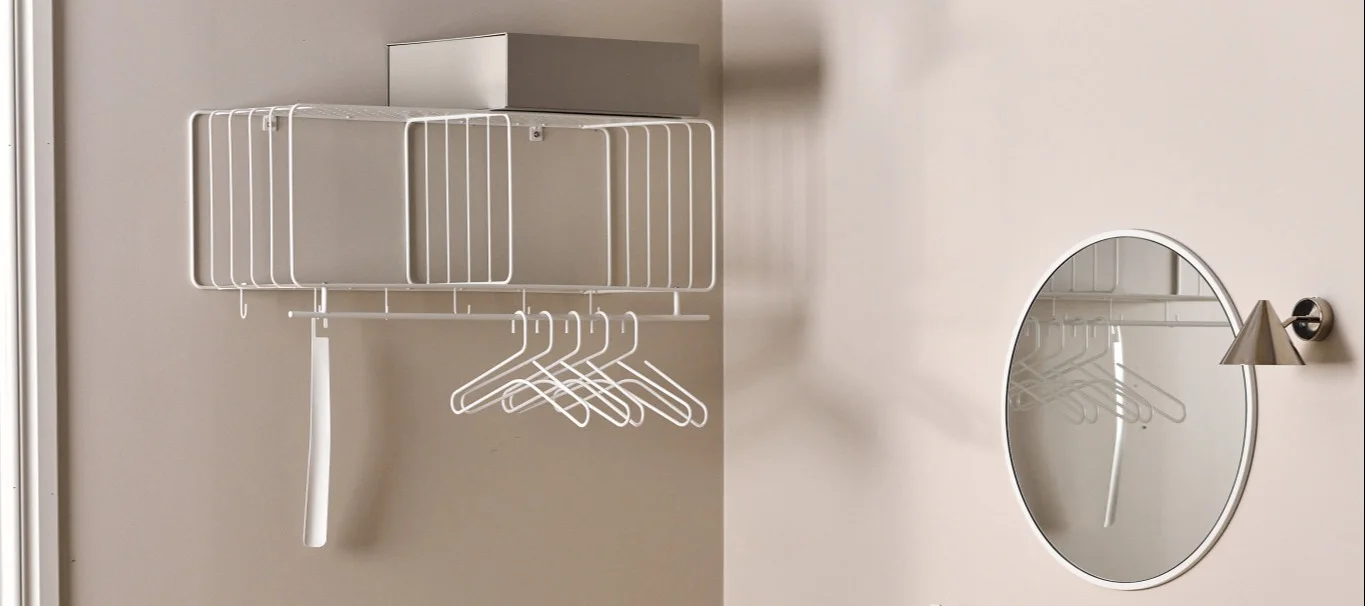 Inspiratie voor een kleine hal met een lang, smal, gezellig vloerkleed van Scandi Living dat ruimte en een uitnodigende sfeer creëert.