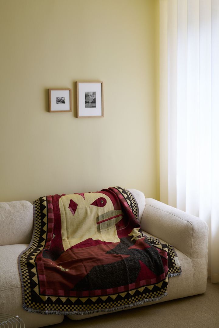 Een plaid van &tradition in een dieprode kleur, met ambachtelijk geïnspireerde motieven, past perfect binnen de designtrends van 2025.