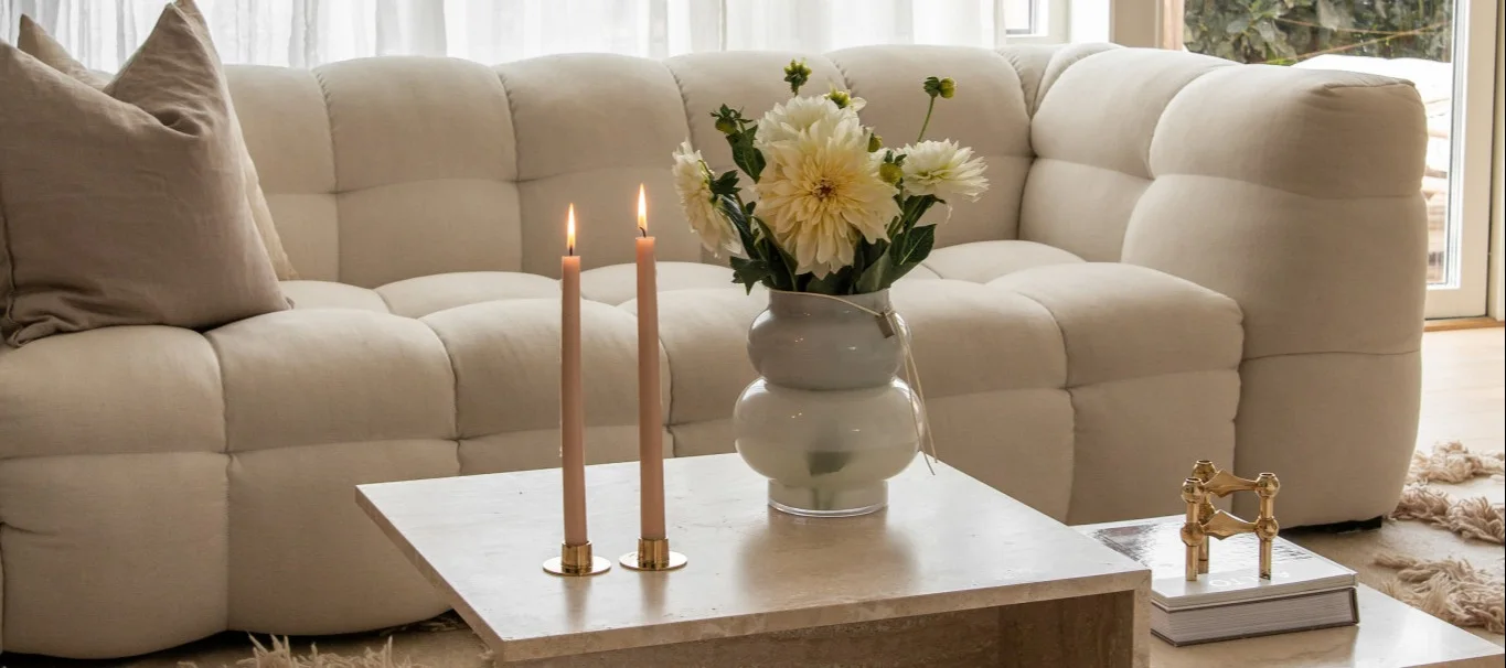 Boho en andere interieurstijlen: Hier zie je de Scandinavische woonkamer ingericht in lichte kleuren met luxe elementen door de Zweedse influencer @joanna.avento.