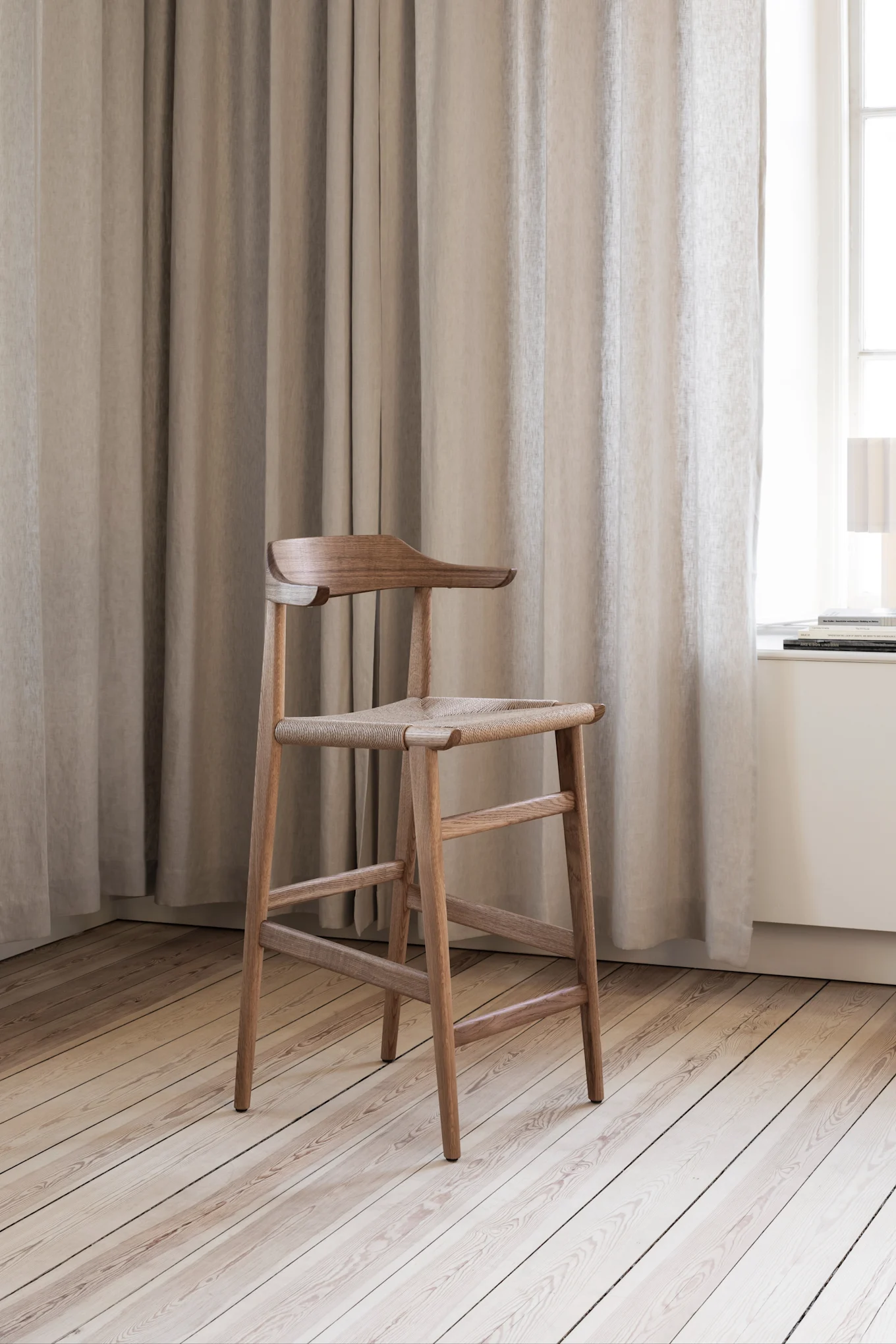  Hier zie je de Hedda barkruk in een lichte ruimte. 