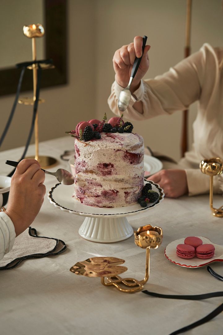 Het taartenplateau van de Hilke Collection toont een elegant en stijlvol design. Het plateau is prachtig gepresenteerd met een selectie van gebakjes, wat een feestelijke sfeer creëert.