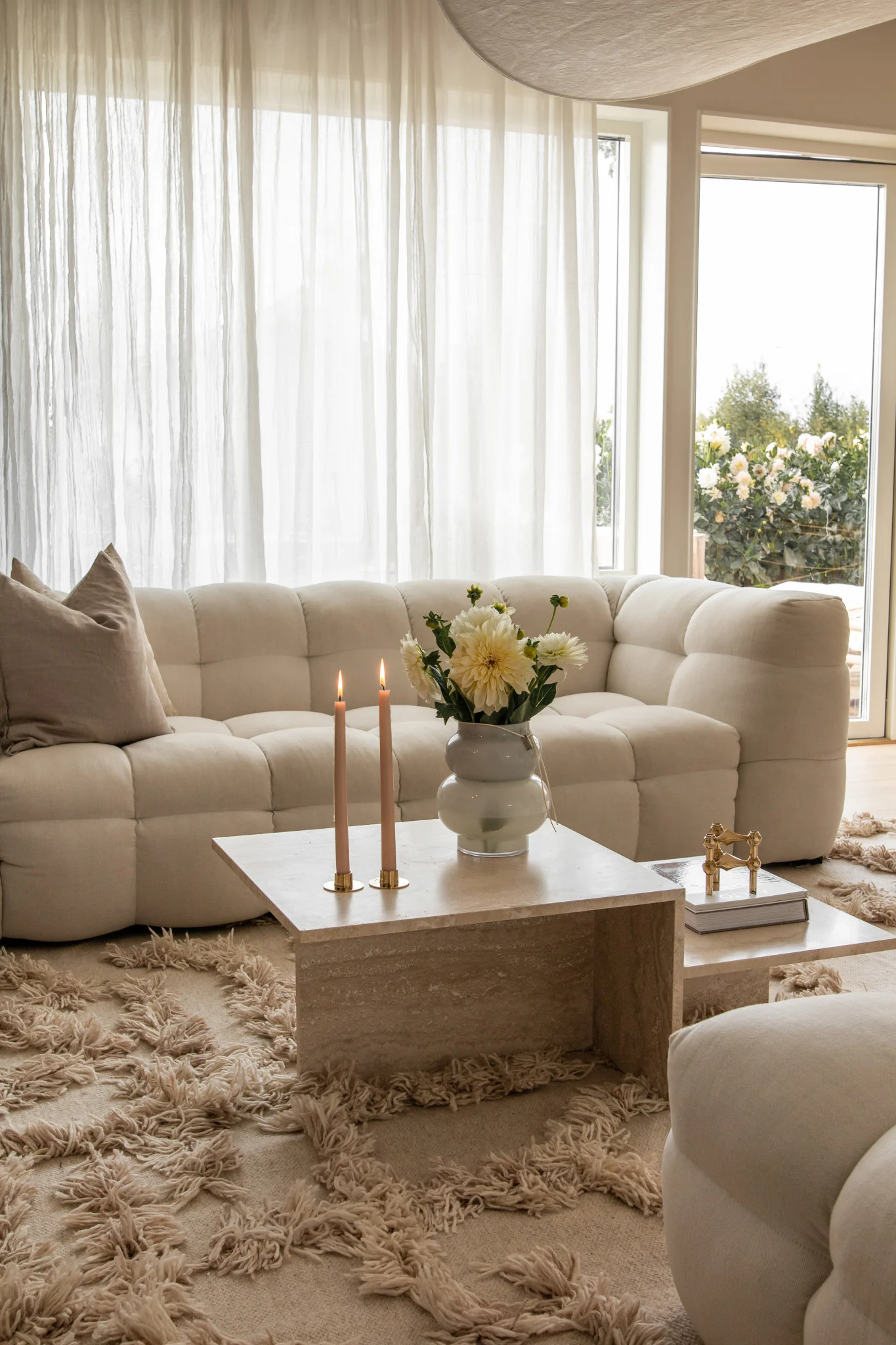 Boho en andere interieurstijlen: Hier zie je de Scandinavische woonkamer ingericht in felle kleuren met luxe elementen door de Zweedse influencer @joanna.avento.