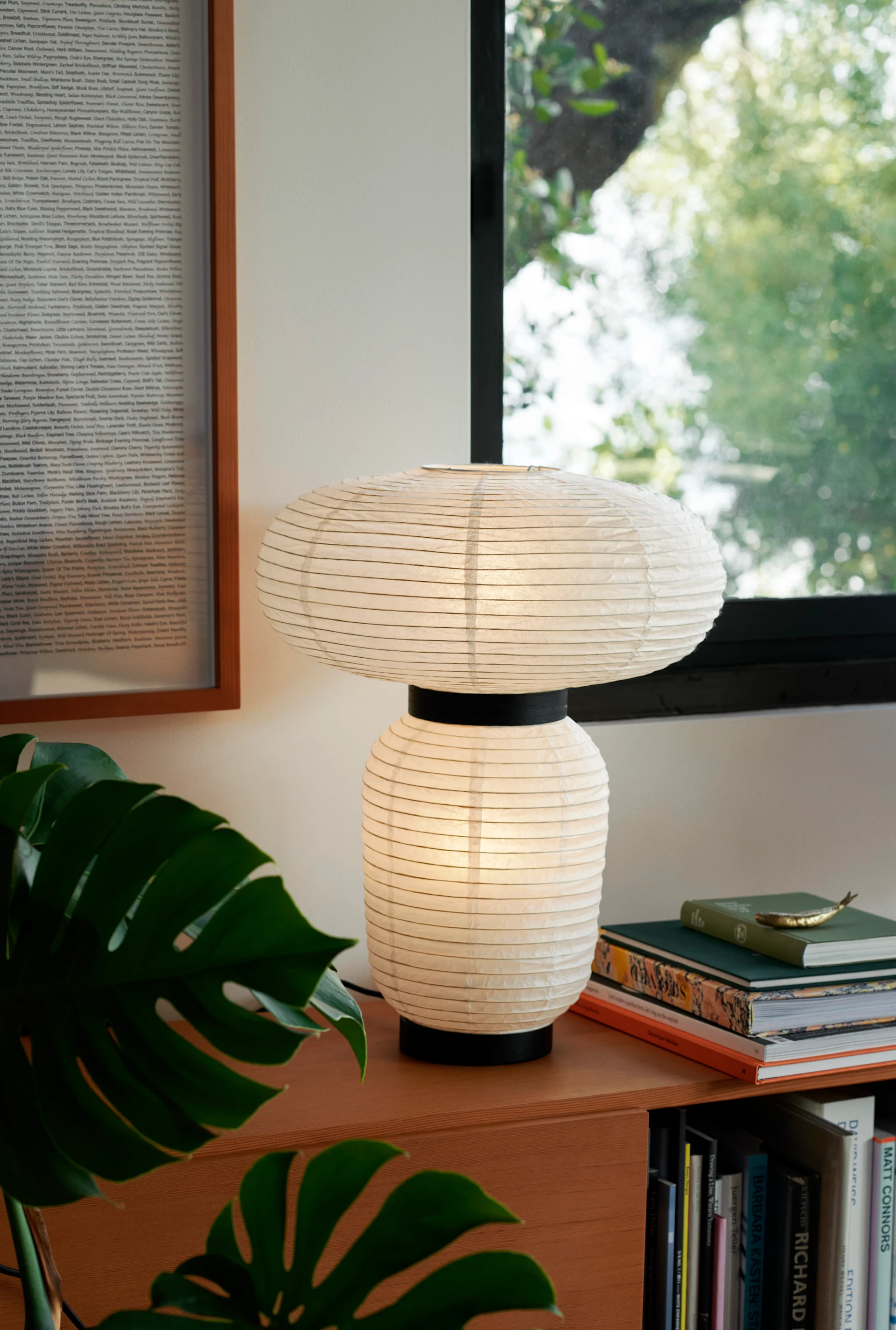 Japandi: Hier zie je de Formakami JH18 tafellamp van &Tradition, waarvan de lampenkap gemaakt is van papier.