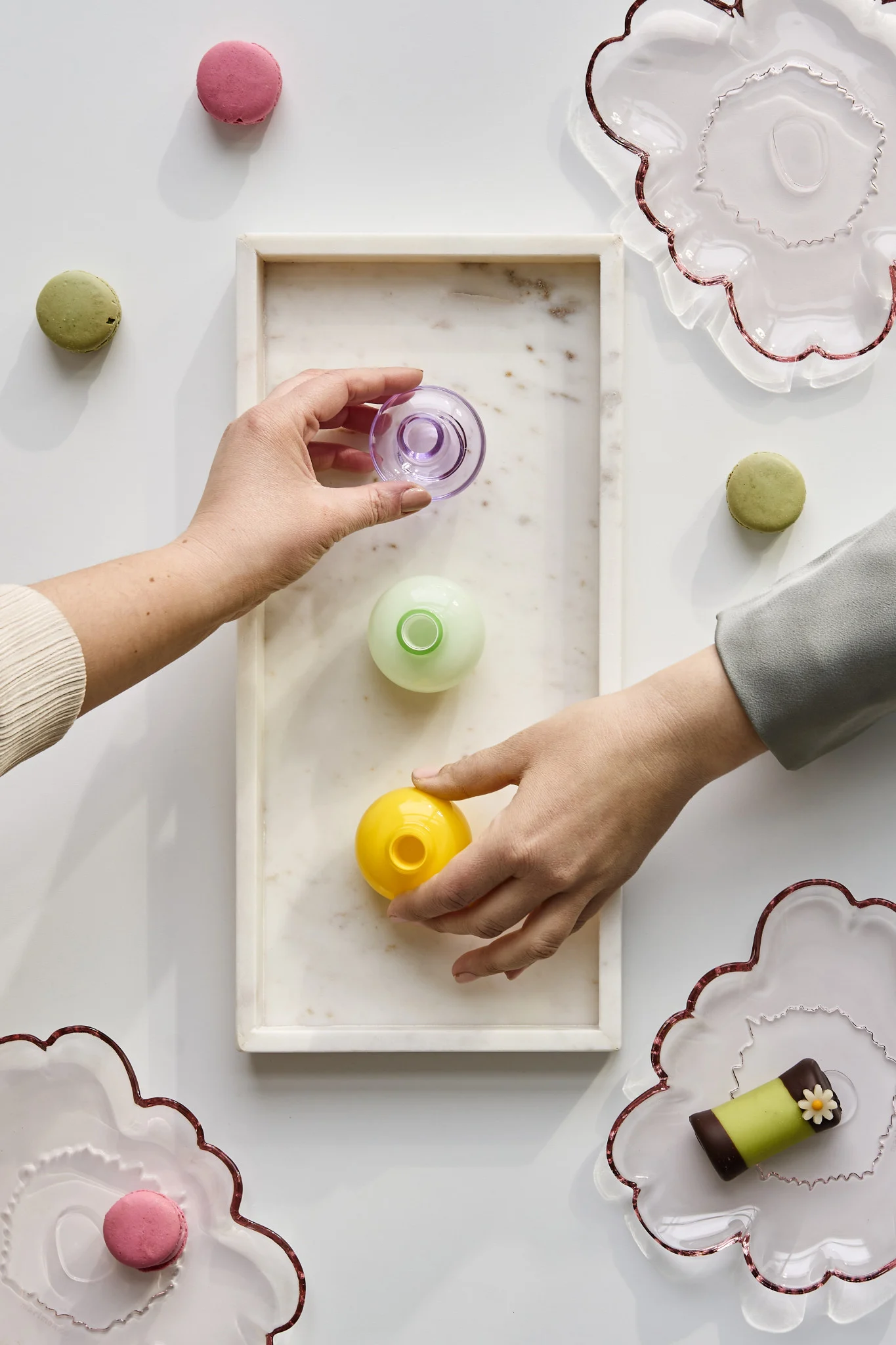 Zo geef je een onvergetelijk feest: je houdt minivaasjes in verschillende kleuren die je mee naar huis kunt nemen als feestgeschenk.