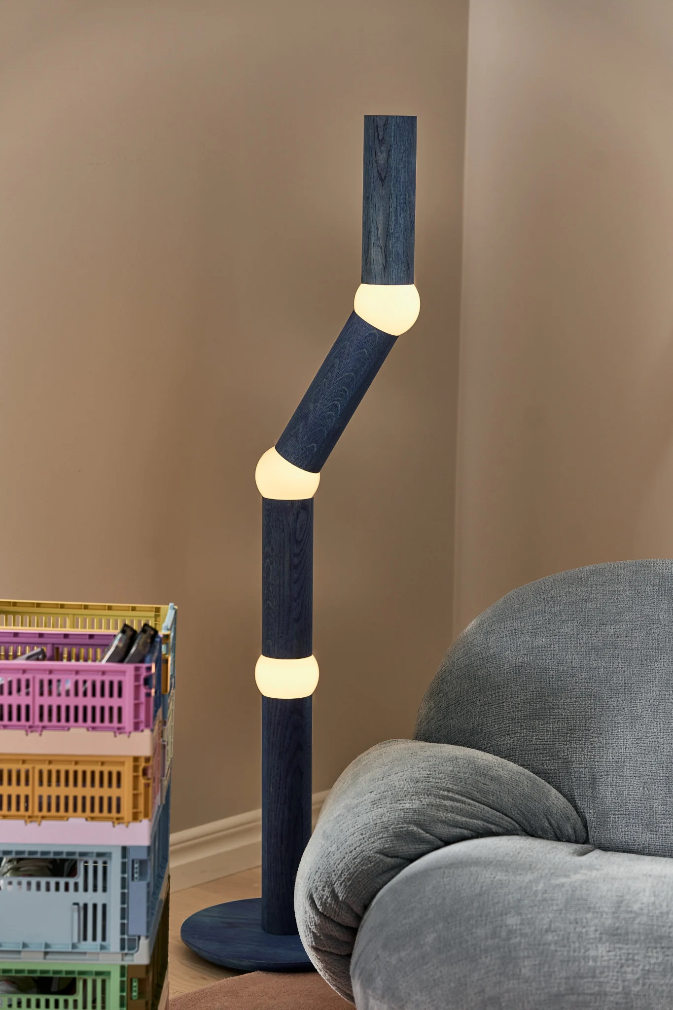 Moderne lampen kunnen je huis in een handomdraai opfleuren, zoals de ongebruikelijke blauwe Oblure vloerlamp hier in een kleurrijke woonkamer.