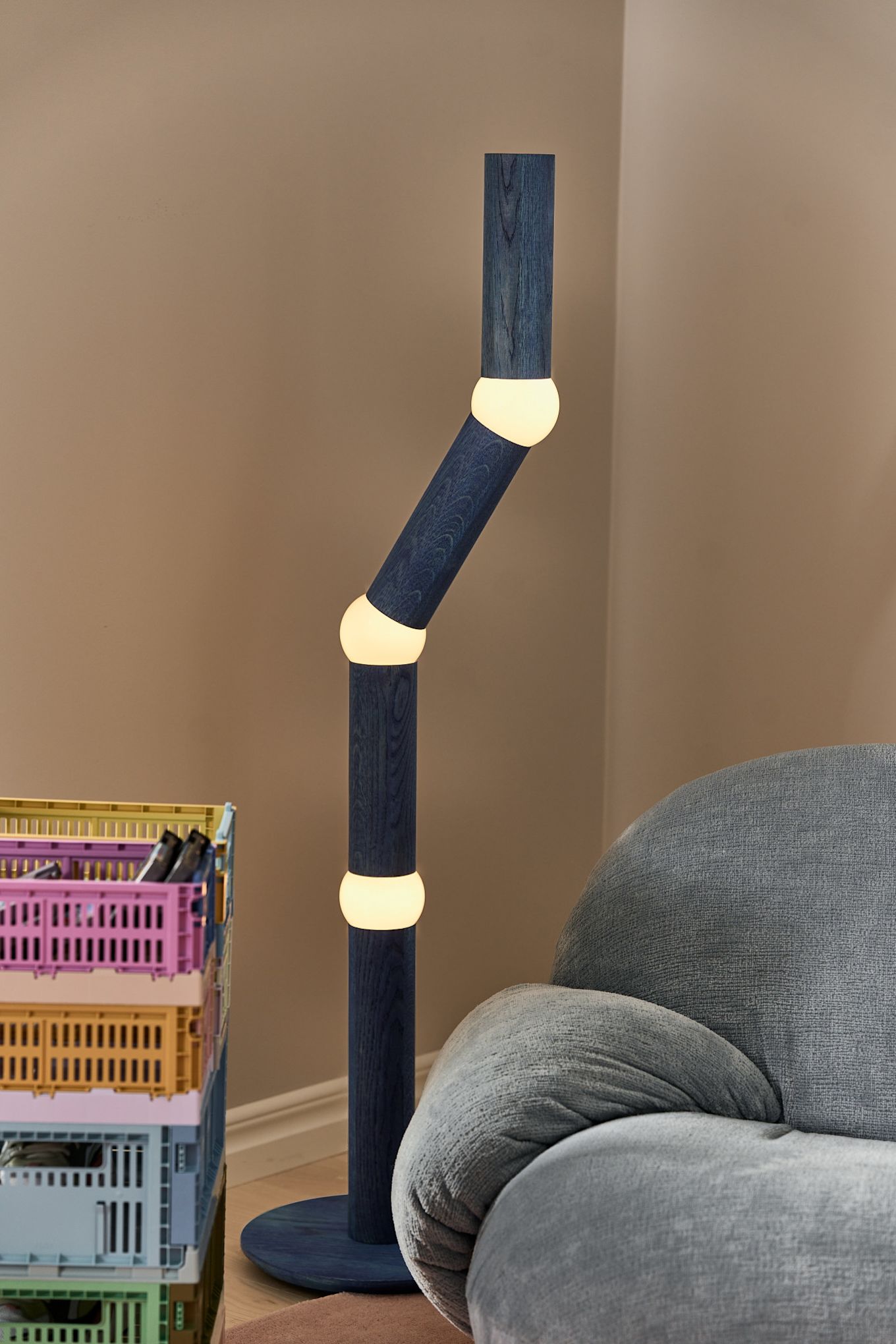 Moderne lampen kunnen je huis in een handomdraai opfleuren, zoals de ongebruikelijke blauwe Oblure vloerlamp hier in een kleurrijke woonkamer.