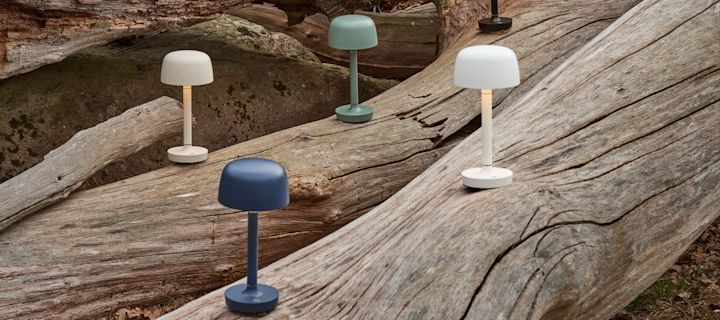 Decoreer met oplaadbare lampen buiten om een gezellig terras of tuin te creëren, hier Halo draagbare lamp van Scandi Living in verschillende kleuren.