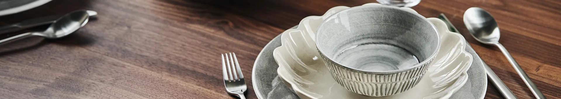 Laat je inspireren voor je tafelsetting bij Nordic Nest. Ontdek bijvoorbeeld deze elegante tafelset van Mateus porselein in neutrale kleuren, compleet met stijlvolle kommen en borden.
