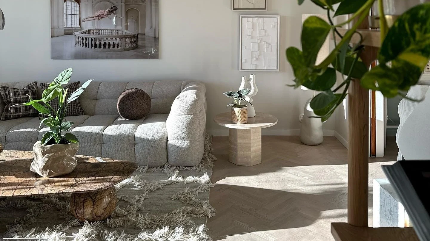 Creëer een gezellige hygge woonkamer en geniet van fika met vrienden in een knusse en uitnodigende sfeer.