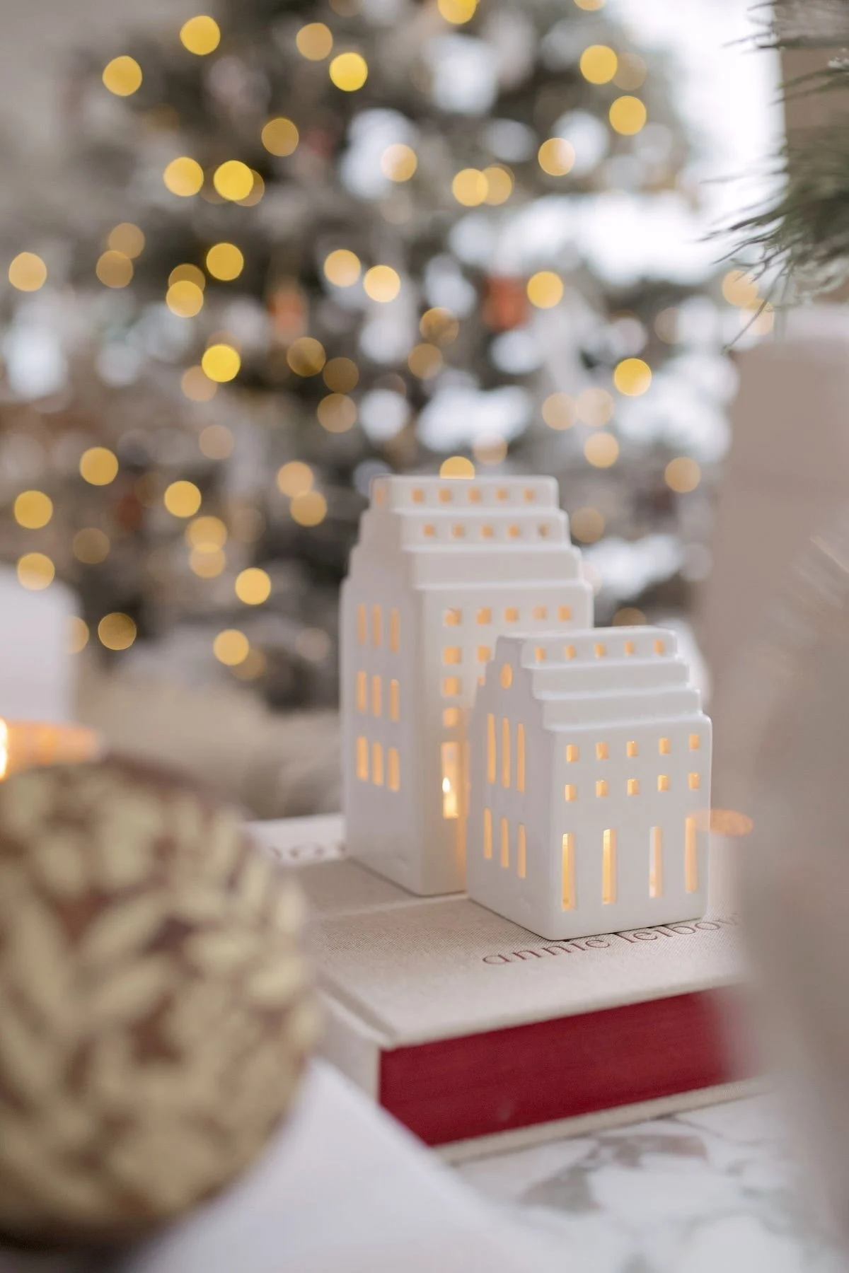 Decoreer met traditionele Scandinavische kerstdecoratie  - De lichthuisjes van Urbania zorgen voor een gezellige sfeer in huis. Hier zie je een verzameling ervan in de vensterbank bij een jongetje. 