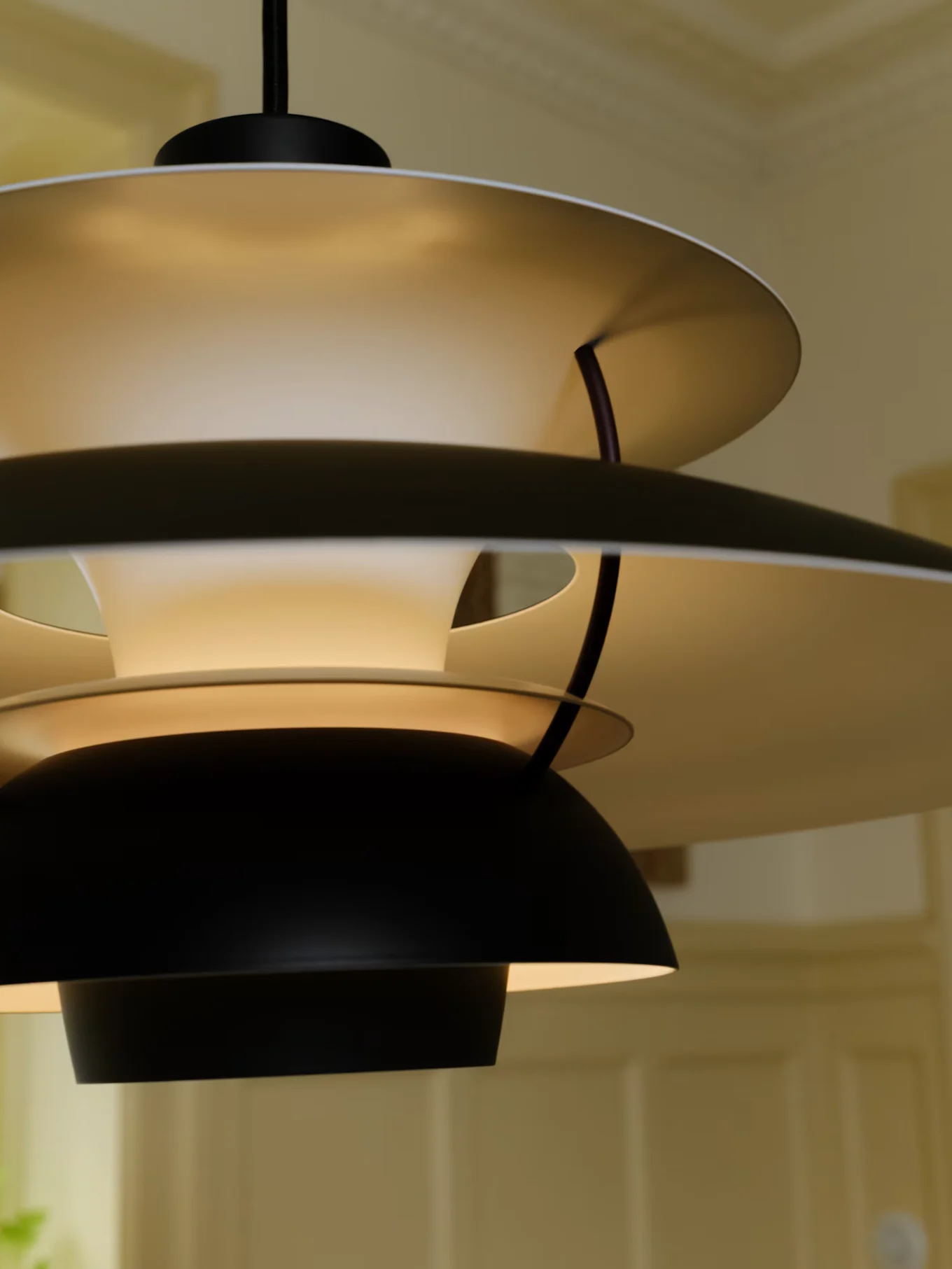 Een moderne, meerlaagse hanglamp met zwarte buitenkappen en lichte binnenkappen, van binnenuit verlicht.