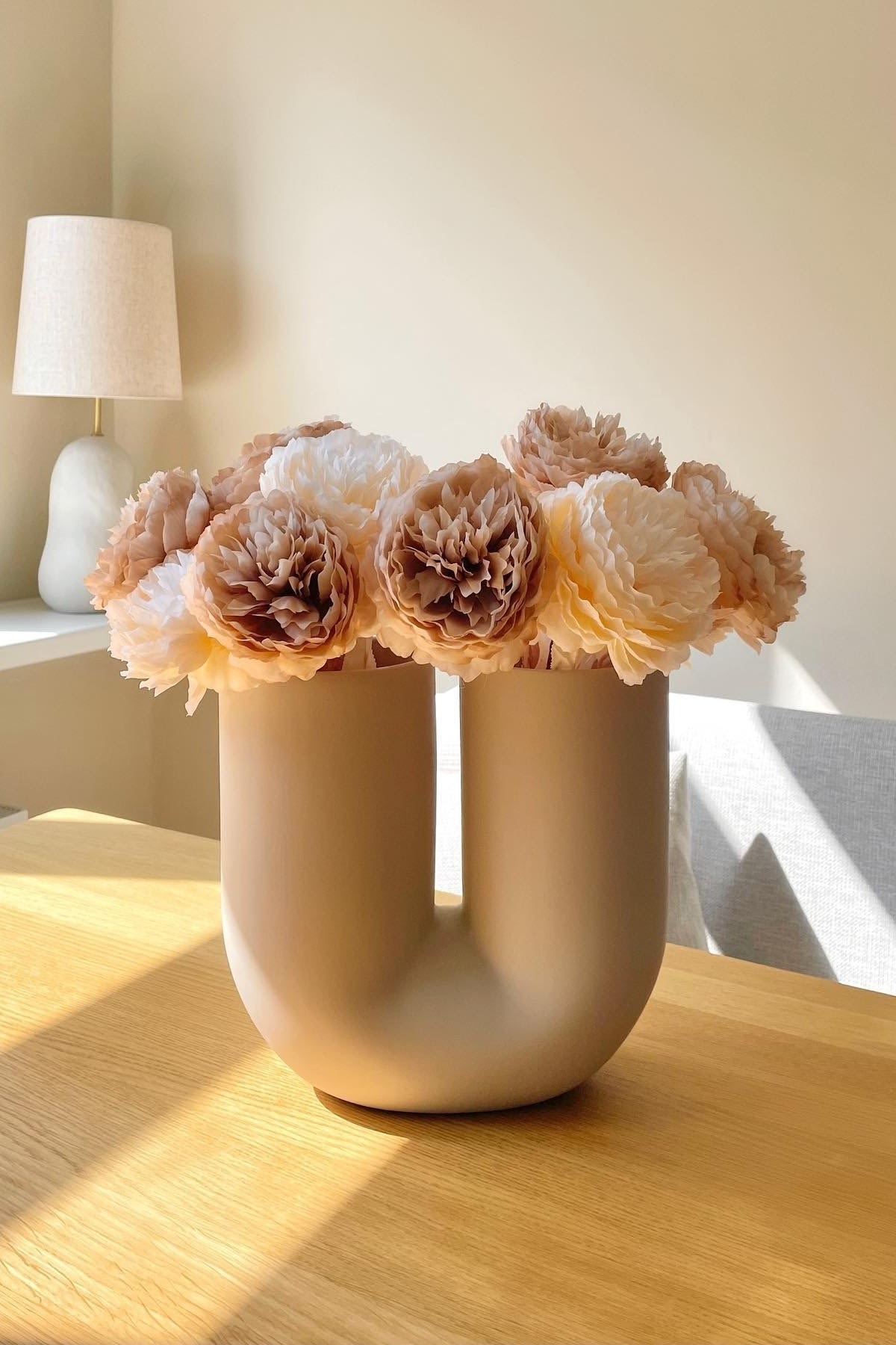 Boho en andere inrichtingsstijlen: De boho-stijl gaat ook over het laten zien van bloemen en planten, bijvoorbeeld met de Muuto Kink-vaas, zoals Instagram-gebruiker @maisondemanon heeft gedaan.