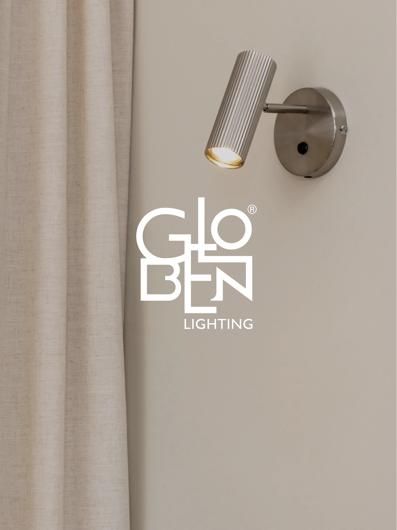 Een geborsteld metalen, geribbelde wandspotlight met een warme gloed, naast een licht gordijn, met het Globen Lighting-logo.