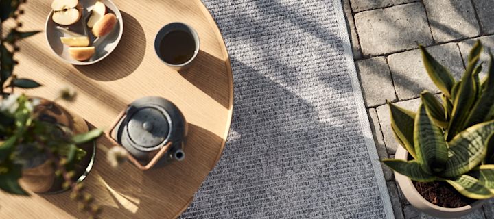 Vloerkleed voor buiten: Maak je balkon gezelliger met een vloerkleed en creëer een tweede woonkamer buiten, bijvoorbeeld met het Fallow vloerkleed in Greige van Scandi Living.