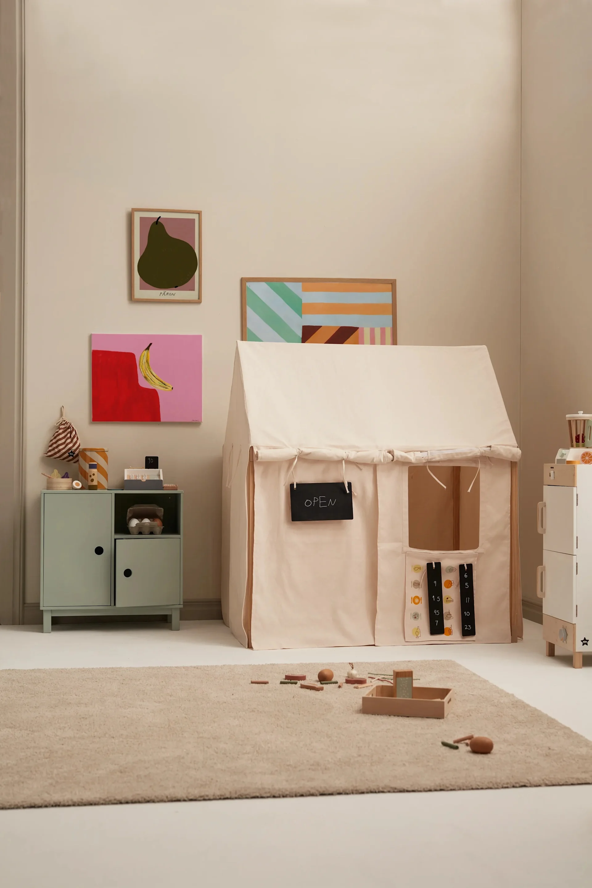 Een opvouwbaar speelhuisje is een geweldig ruimtebesparend idee voor een kinderkamer. Hier zie je de Kids Base speeltent in een neutrale kinderkamer. 