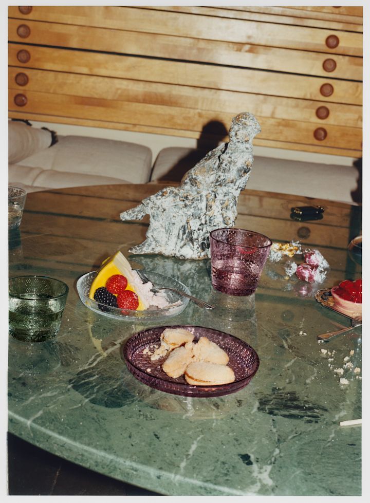 Iittala kastehelmi bord en glas in een pruimpaarse kleur. 