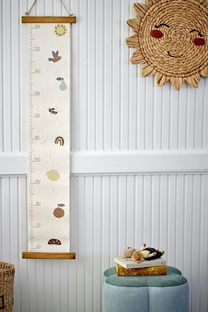 Met de schattige Minne groeimeter van Bloomingville kunnen ouders de lengte van hun baby gedurende meerdere jaren bijhouden. Hier ziet u de groeimeter aan de muur van een kleurvol ingericht kinderkamertje hangen.