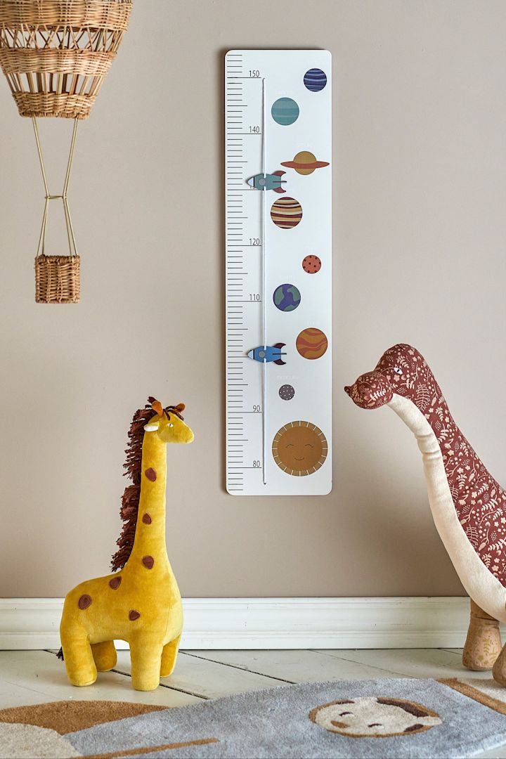 Met de schattige Minne groeimeter van Bloomingville kunnen ouders de lengte van hun baby gedurende meerdere jaren bijhouden. Hier ziet u de groeimeter aan de muur van een kleurvol ingericht kinderkamertje hangen.