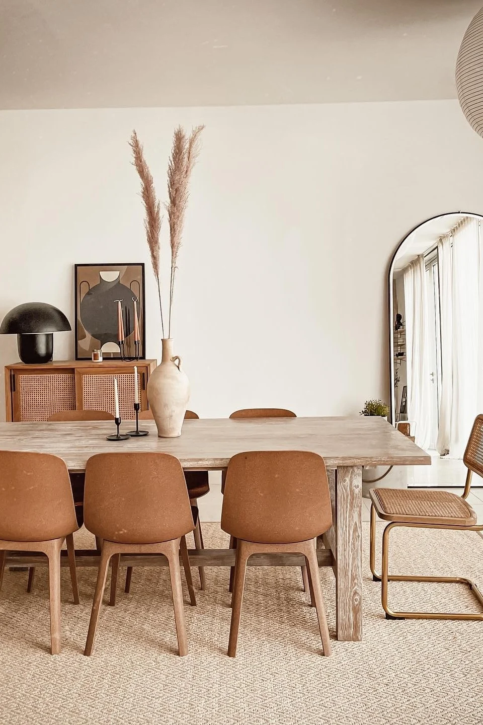 Boho en andere inrichtingsstijlen: Hier zie je de eethoek in boho-stijl van @loveinahome, die wordt gekenmerkt door verschillende bruin- en beigetinten en een mix van materialen.