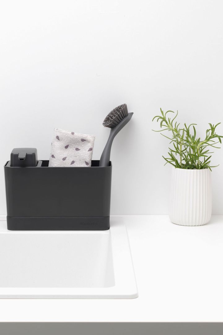 Maak je koekenpan schoon met de Brabantia gootsteenorganiser, die een zeepdispenser, vaatdoek en afwasborstel bevat.
