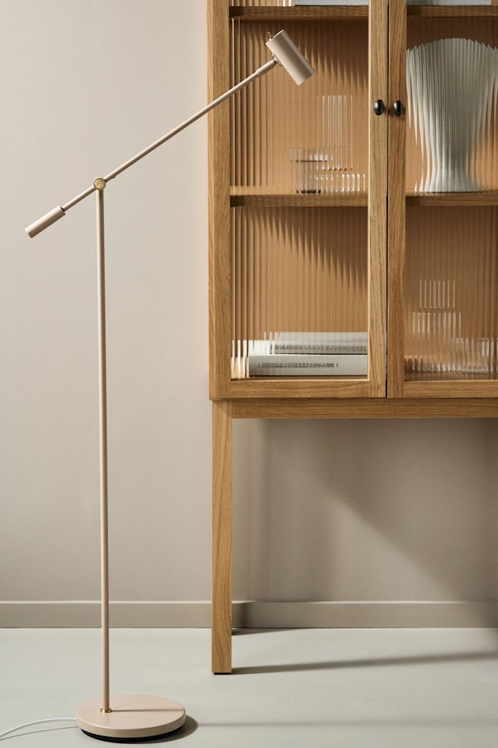 De Cato vloerlamp van Belid in een eetkamer. 