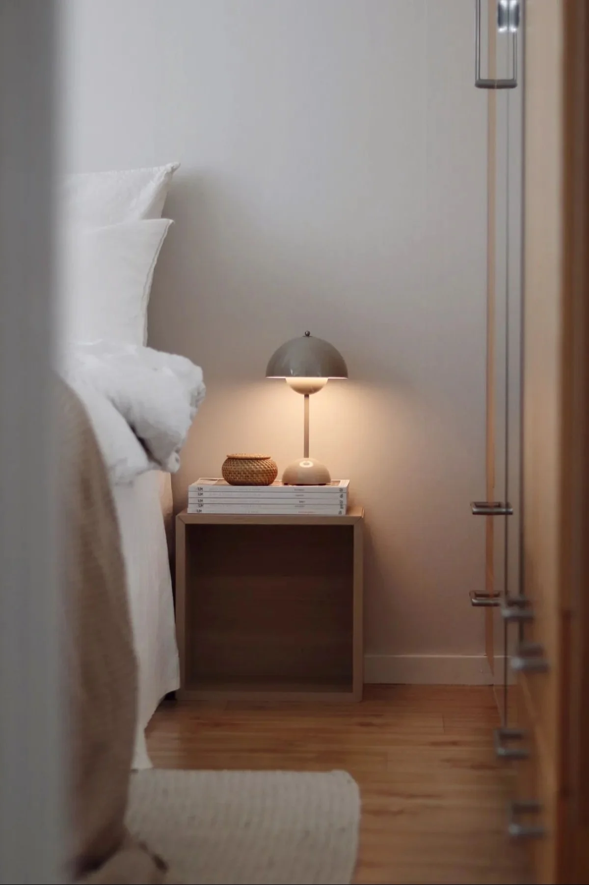 De draagbare en oplaadbare lamp Lucca van &tradition is klein en praktisch om mee te nemen op een picknick. 