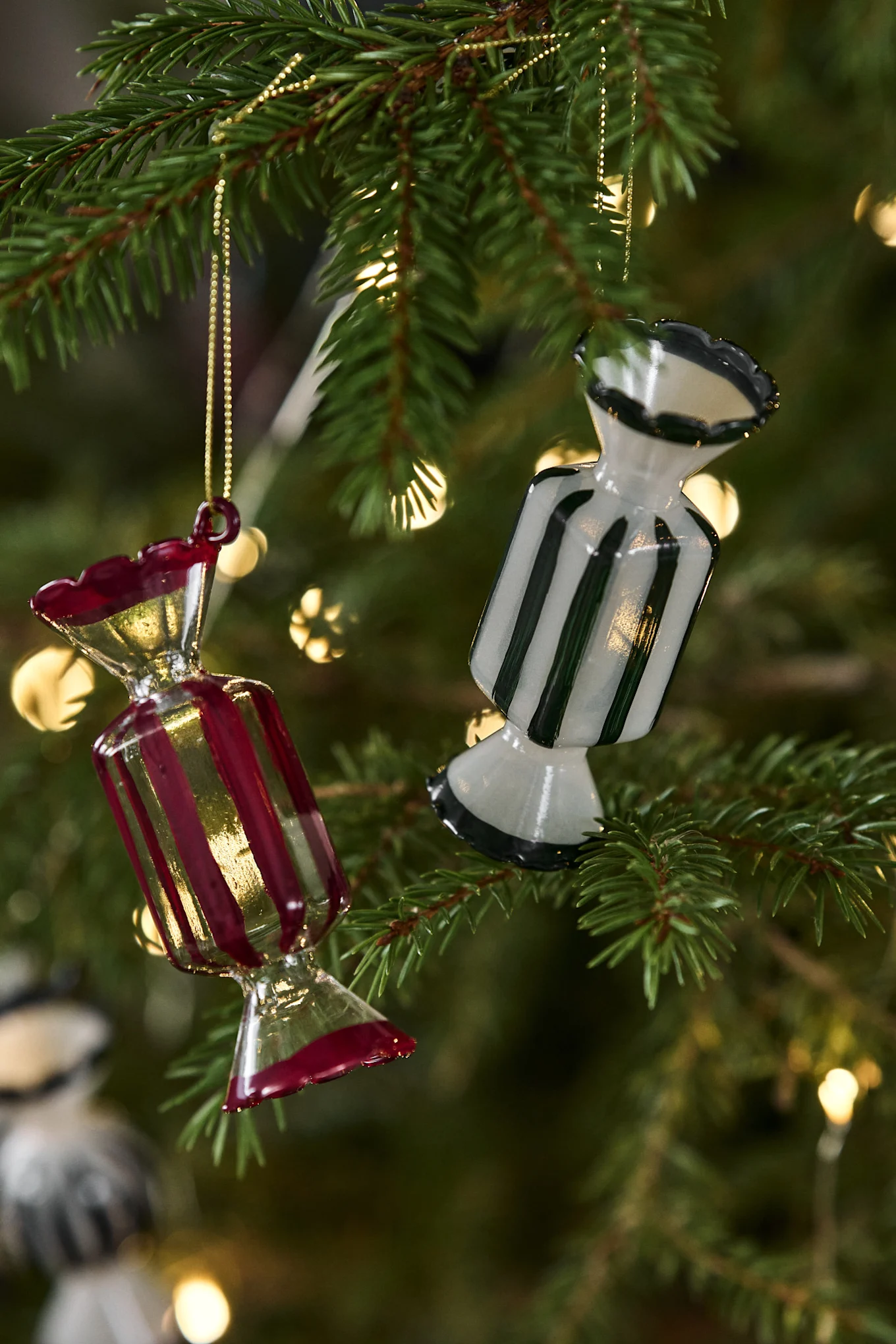 De Candy-decoratiehangers van Pluto Design maken deel uit van de kerstdecoratie van 2025 en liggen hier op een tafel.