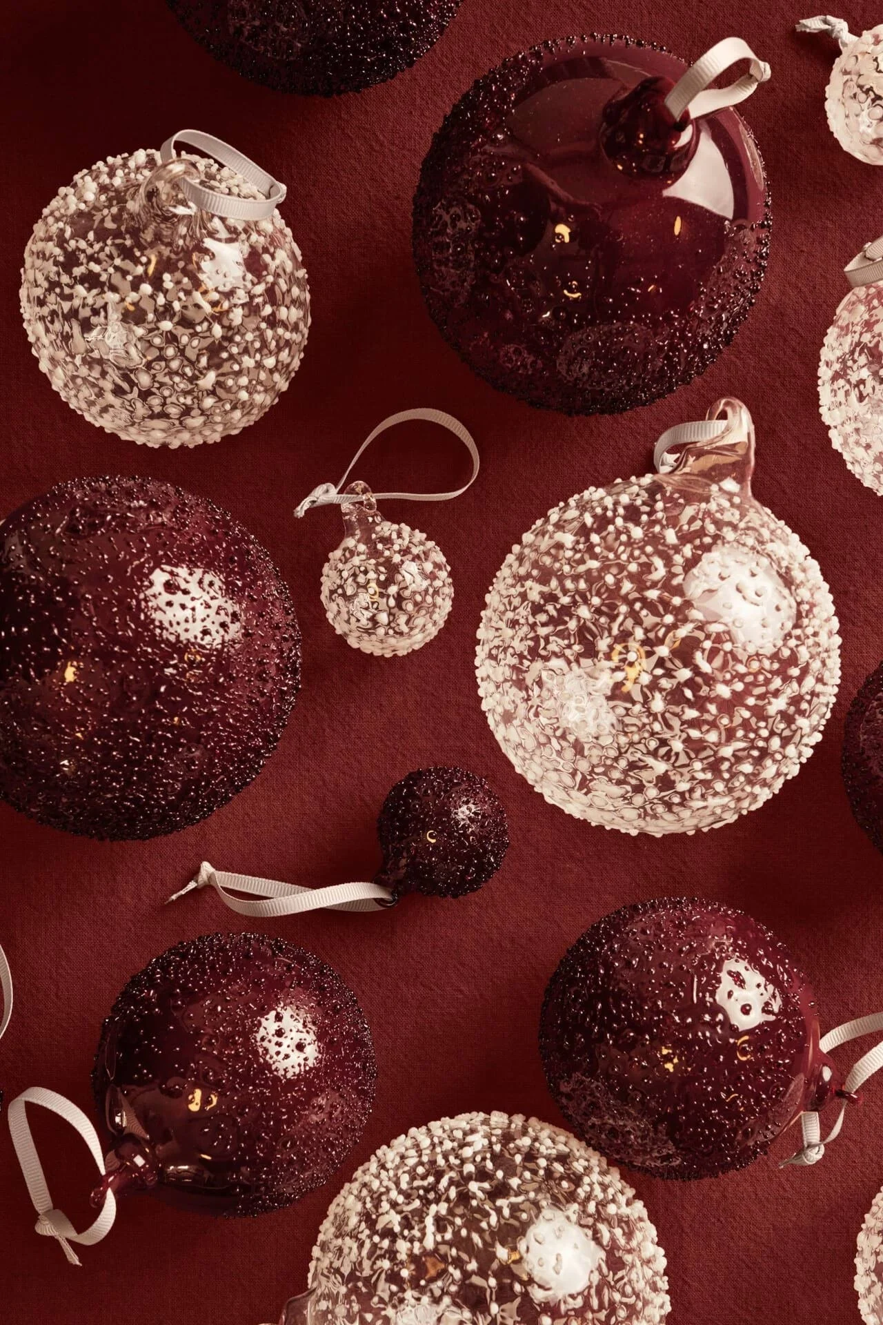 De Candy-decoratiehangers van Pluto Design maken deel uit van de kerstdecoratie van 2025 en liggen hier op een tafel.
