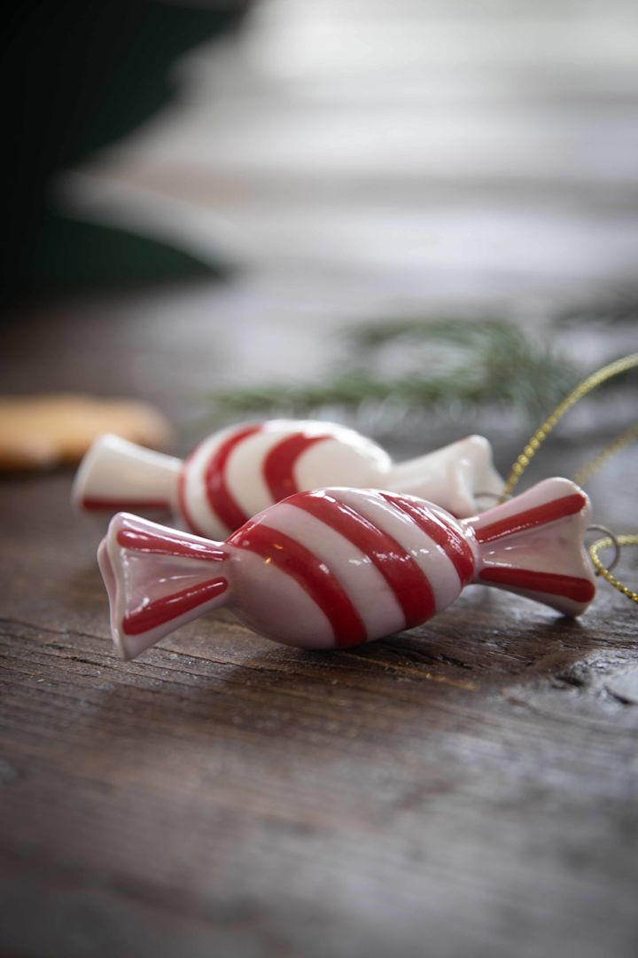 De Candy-decoratiehangers van Pluto Design maken deel uit van de kerstdecoratie van 2025 en liggen hier op een tafel.