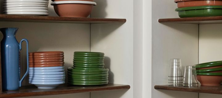 Hemelsblauw, bruin en olijfgroen zijn enkele van de favoriete interieurtrends voor 2025, hier zie je de kleuren vertegenwoordigd in de Barro collectie van HAY.