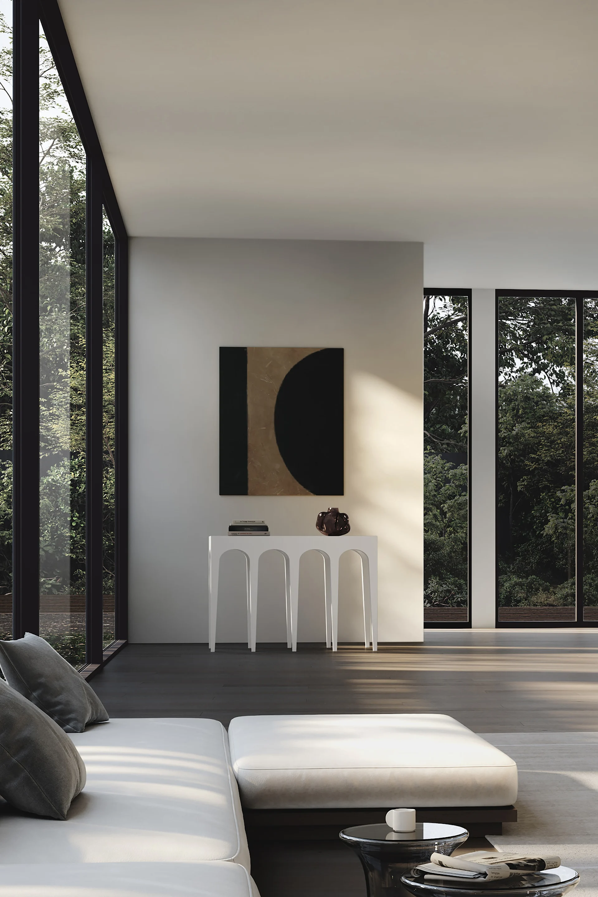 Een moderne woonkamer met een witte bank, een consoletafel onder een abstract schilderij en grote ramen met groene bomen.