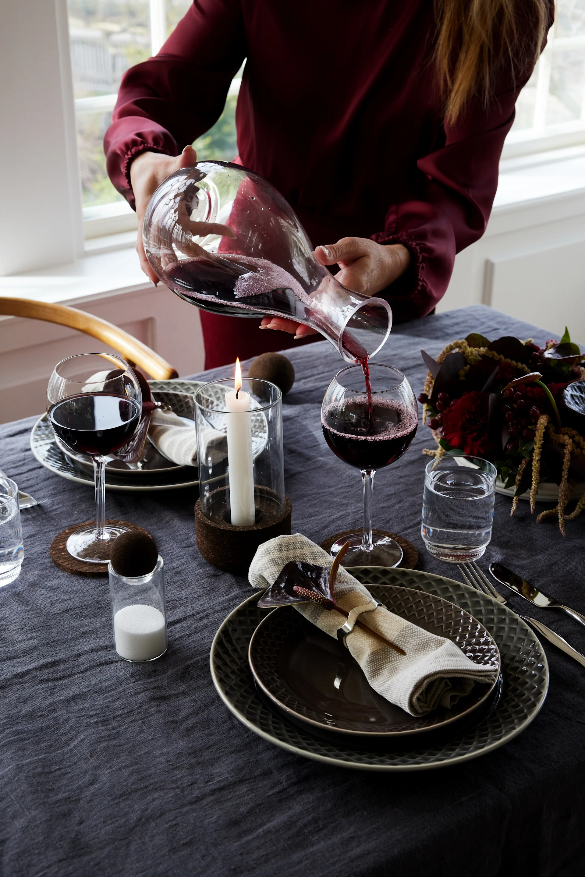 Uniforme tafeldecoraties creëren een sfeervolle, romantische ambiance. Dek de tafel in donkere kleuren en voeg kleine, stijlvolle details toe aan de decoraties.