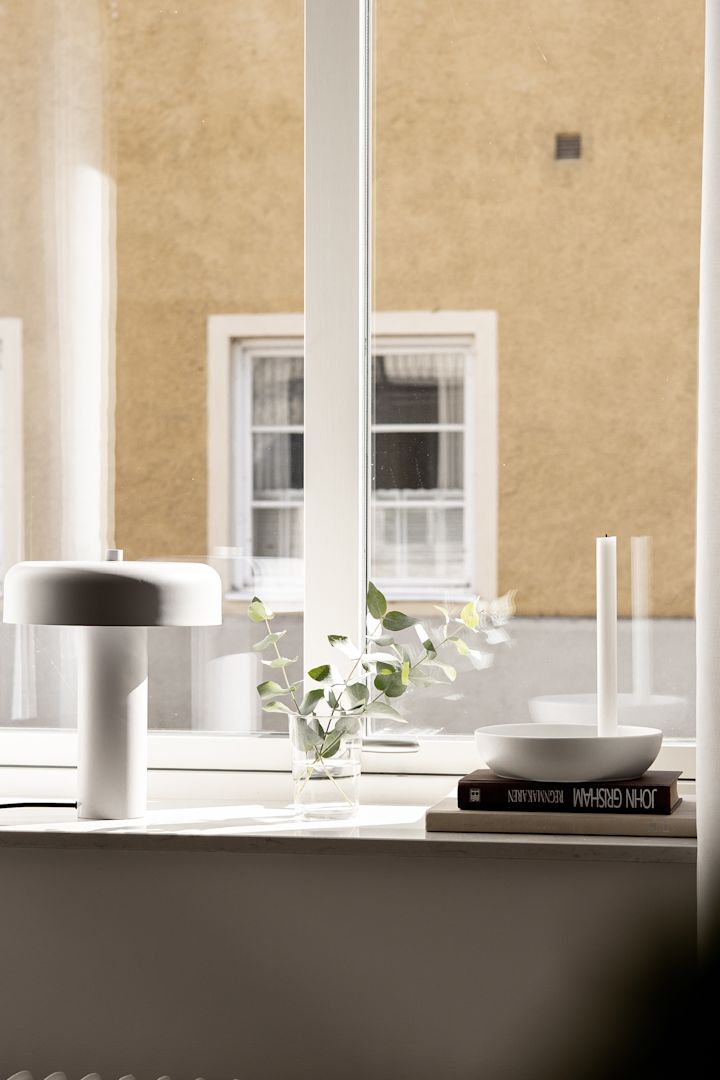 Hoe je je vensterbank kunt decoreren - Hier zie je inspiratie in de vorm van de Haze tafellamp en Valley kandelaar van Scandi Living in s goed uitgebalanceerde vensterbank. 