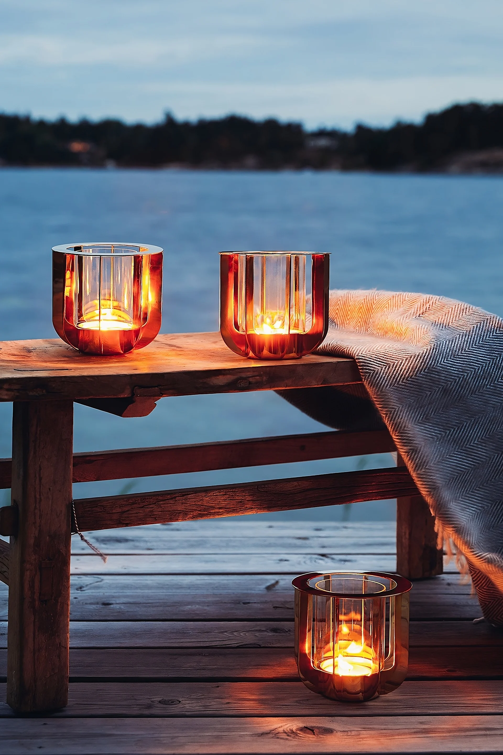 Je kunt buiten een gezellige sfeer creëren met lantaarns en windlichten, bijvoorbeeld met een groot windlicht zoals het Jazz windlicht van Klong.