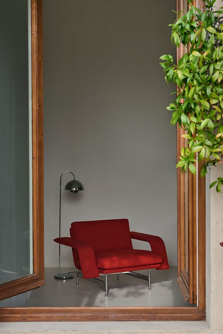 Subtiele poederblauwe tinten behoren tot de interieurtrends van de herfst van 2024. Op een houten salontafel in deze neutrale beige woonkamer staat de Pavillion vaas van Orrefors.