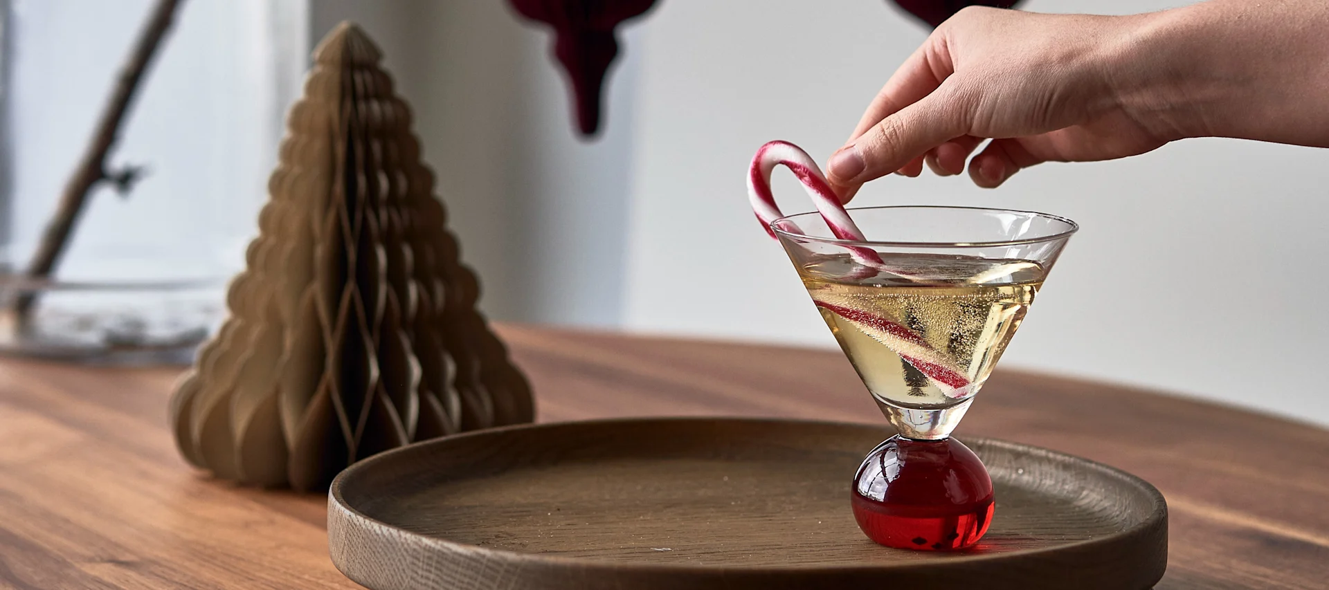 Eenvoudige kerstcocktails: bied je vrienden en familie dit jaar een eenvoudige, feestelijke kerstcocktail aan. Hier zie je de Freckle kop en schotel van Scandi Living met het Lines servet van Cooee Design.