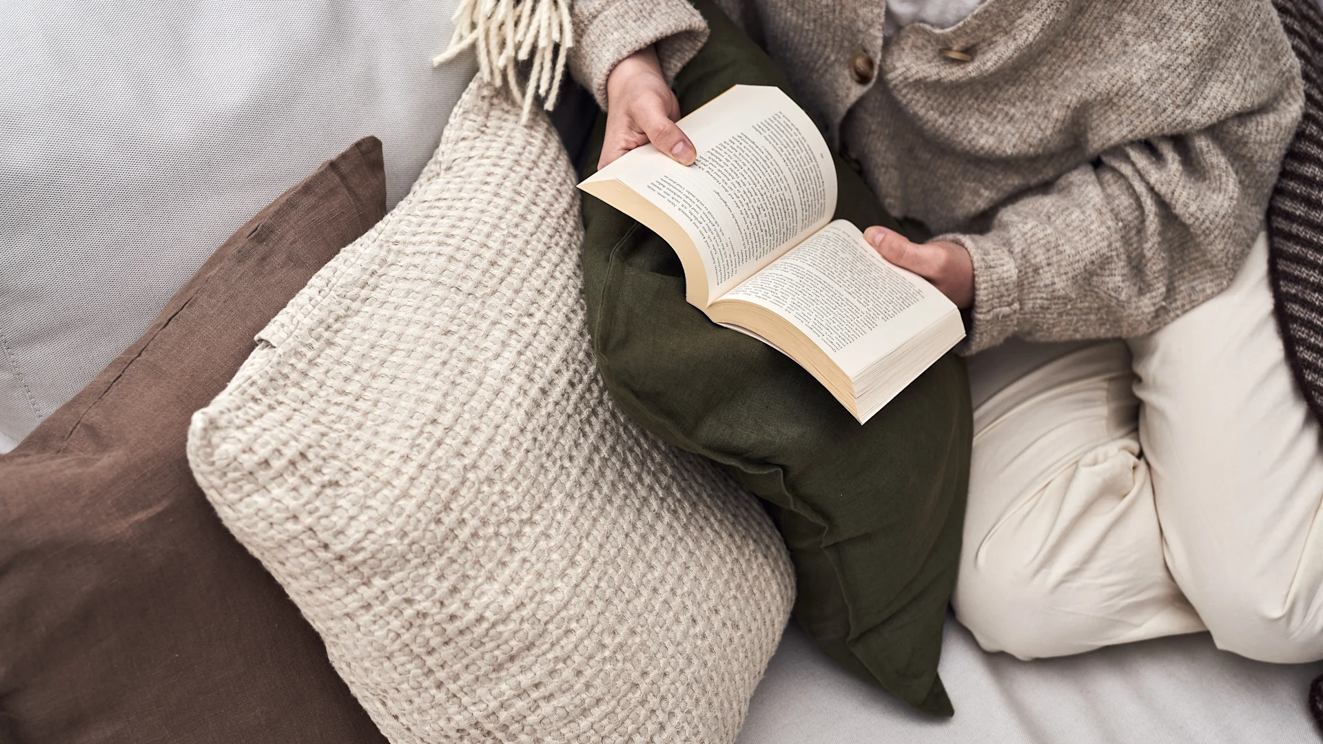 Maak je balkonbank voller met comfortabele kussens en kleedjes om een gezellige en ontspannen plek te creëren om boeken te lezen of uit te rusten.