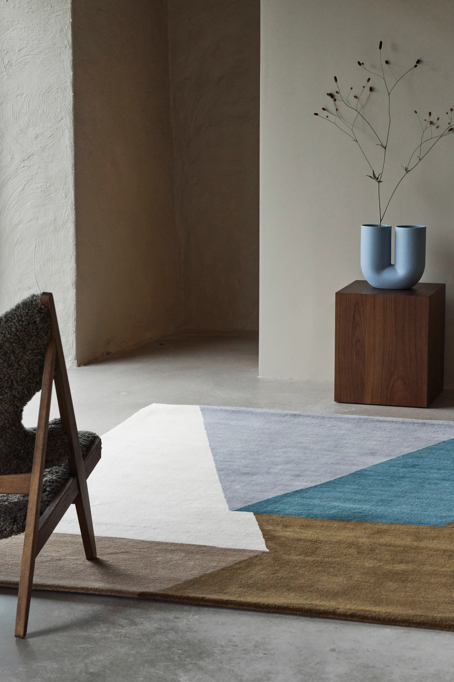 De Stripes blocks kelim vloerkleed van NJRD op een donkere houten vloer.