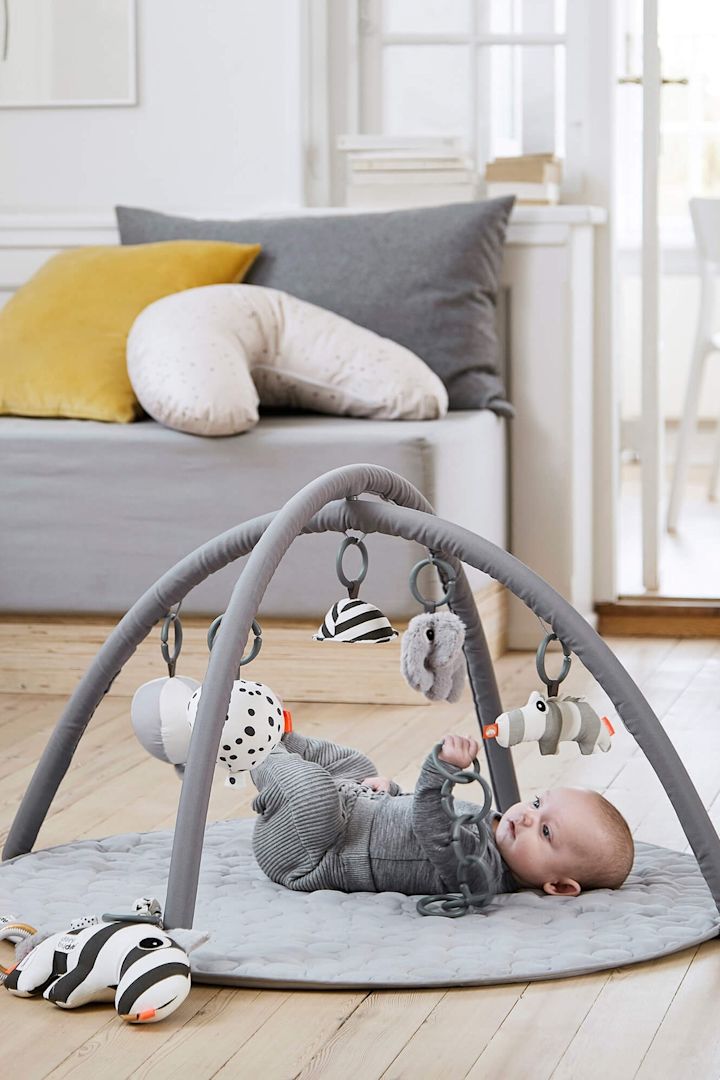 De knuffel Kalle van Bloomingville in de vorm van een octopus ziet er niet alleen schattig uit, maar heeft ook een rammelaar verborgen in zijn binnenkant, waardoor het een geweldig cadeau voor een babyshower is.