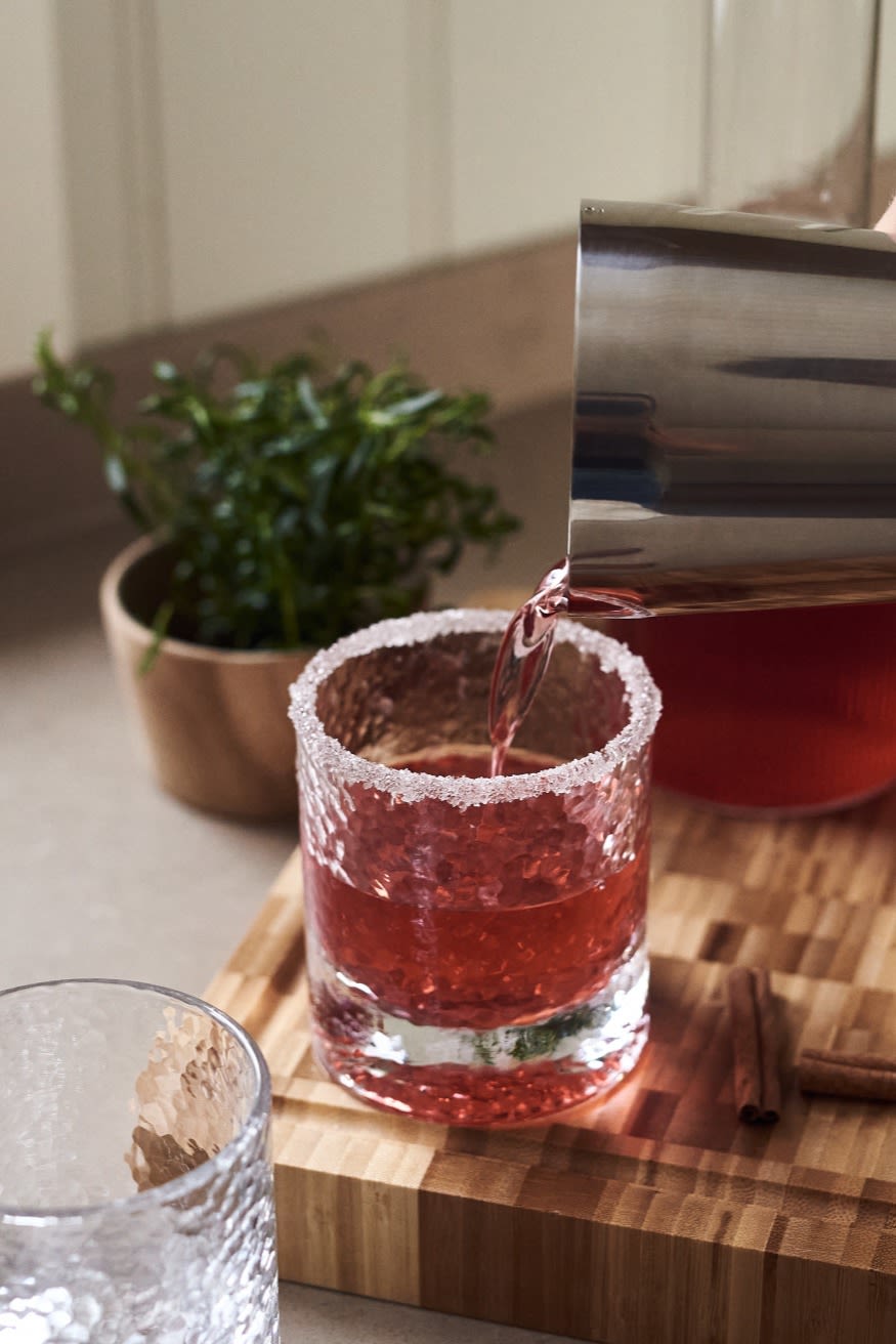 Verschillende soorten cocktailglazen: Welk glas voor welke cocktail? Hier zie je een cocktail met een suikerrandje in een Forma waterglas van Holmegaard.