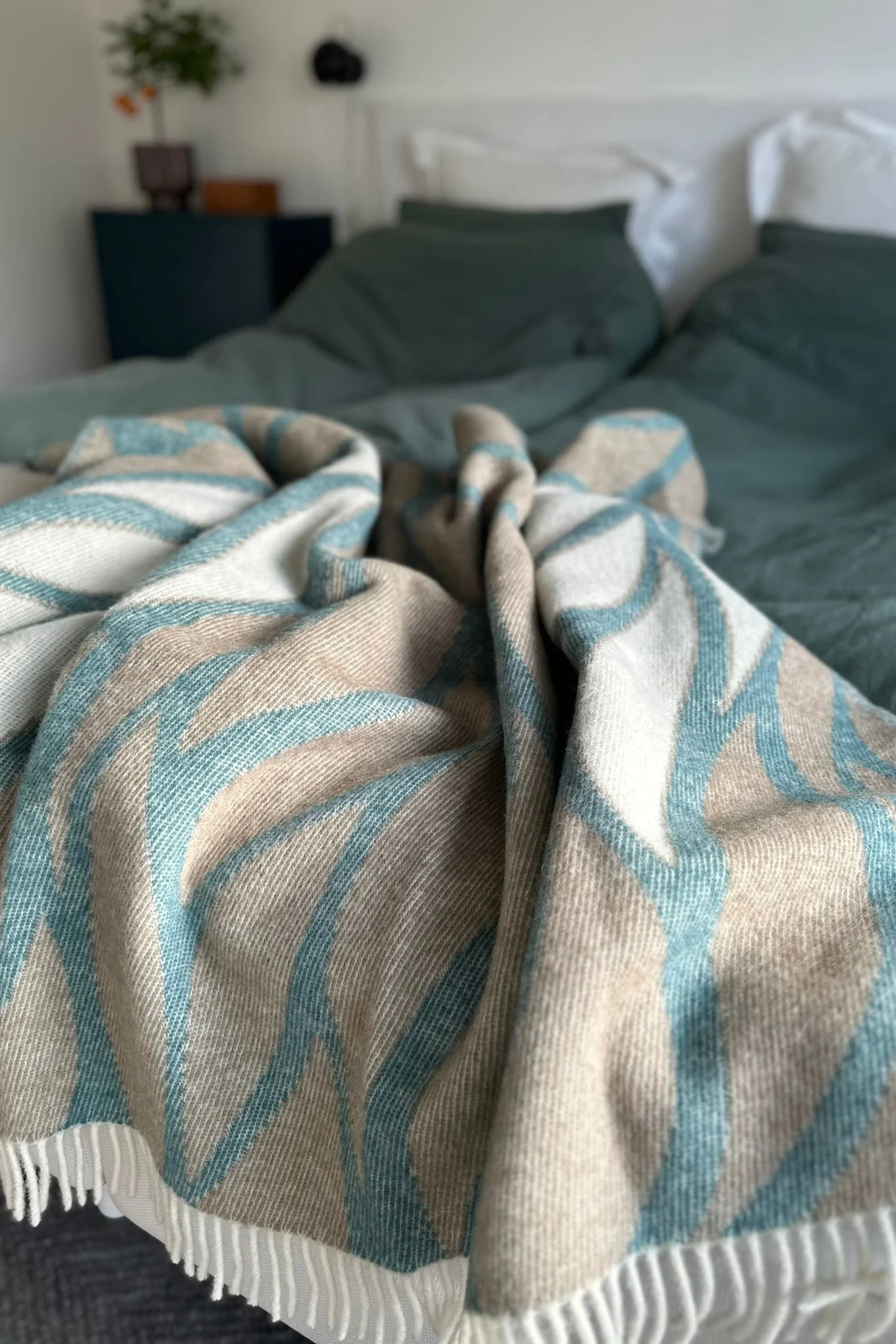 Oranje wordt een belangrijke kleurtrend in interieurdesign in 2025. Hier zie je de oranje Barboy van Verpan in een roestoranje tint.