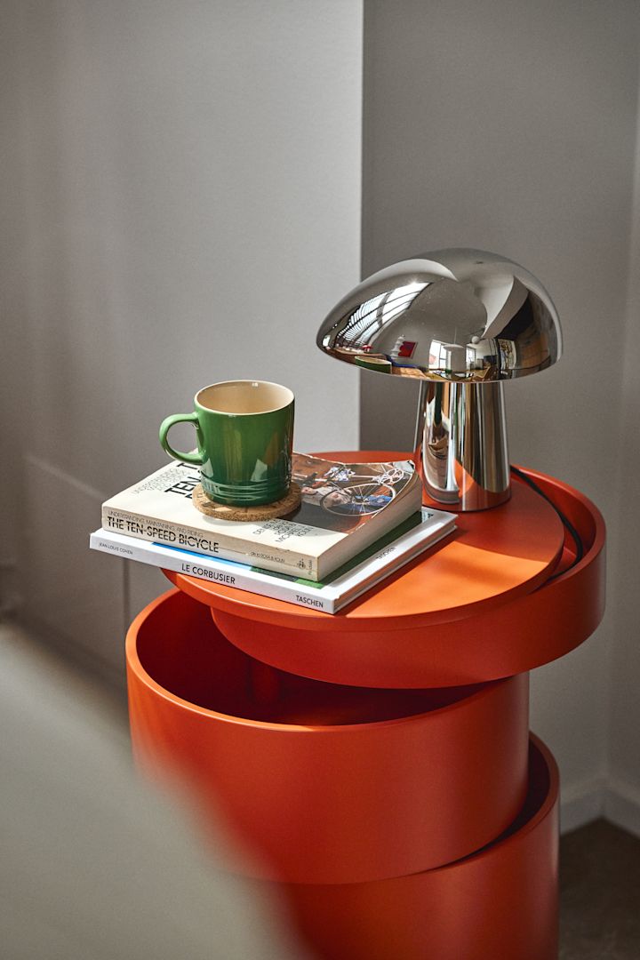 Oranje wordt een belangrijke kleurtrend in interieurdesign in 2025. Hier zie je de oranje Barboy van Verpan in een roestoranje tint.