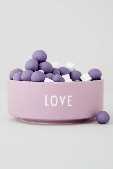 Valentijnsdag thuis - toon je liefde door een bijpassend schaaltje bij je chocolaatjes te zetten, bijvoorbeeld Love van Design Letters.