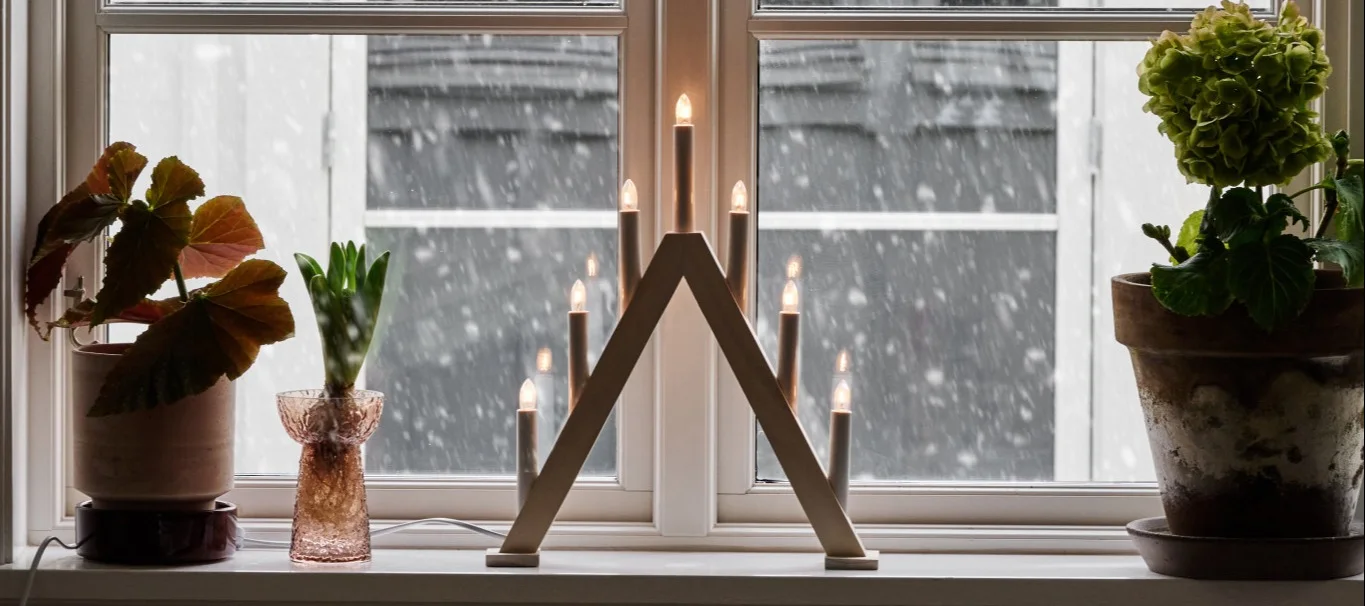Versier de vensterbank - inspiratie bij @hannesmauritzson waar Arum tafellamp van ferm LIVING en Calore kaarslantaarns van Byon een uitnodigend gevoel creëren.
